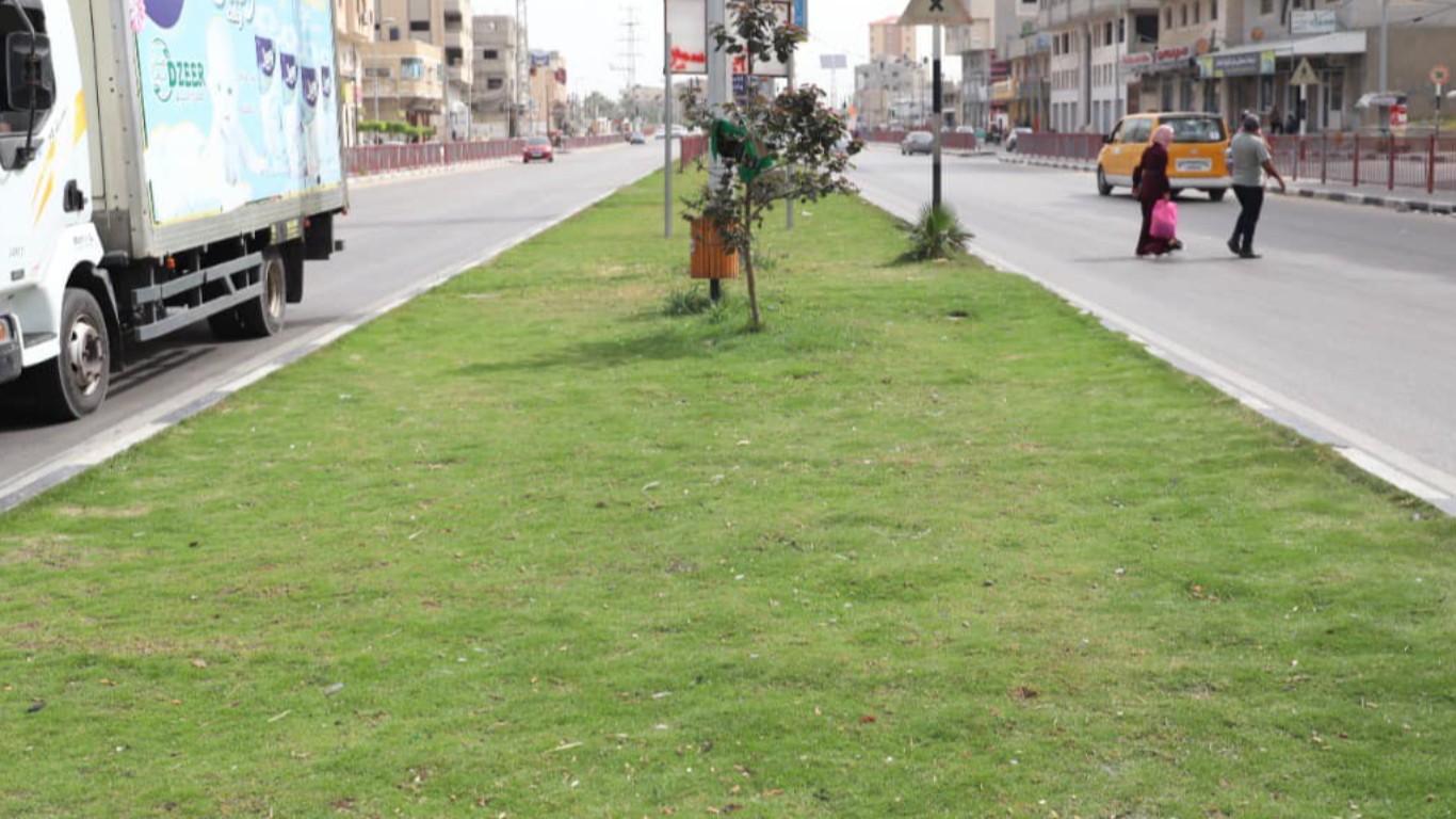 متابعة أعمال ري الأعشاب