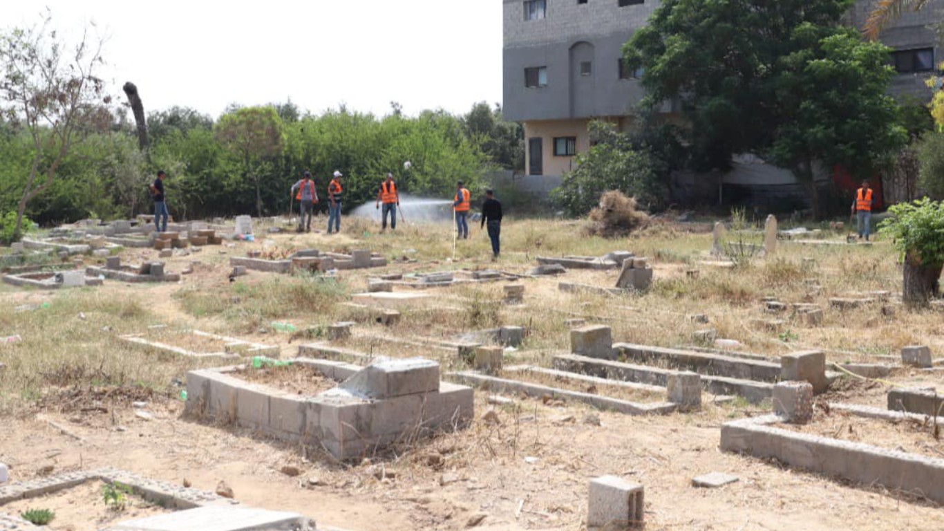 حملة تعشيب وتنظيف مقابر البريج