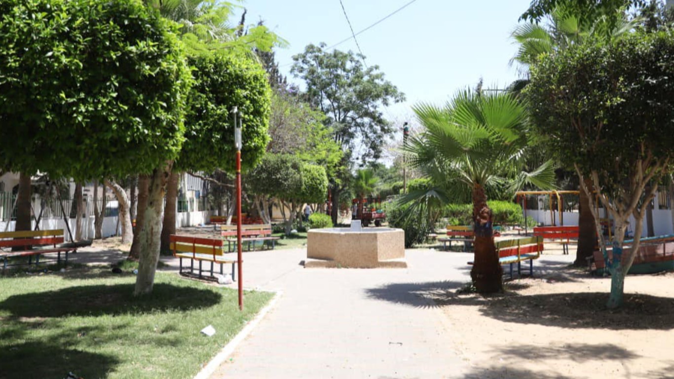 أعمال تمديد شبكة إنارة رئيسية في متنزه البريج