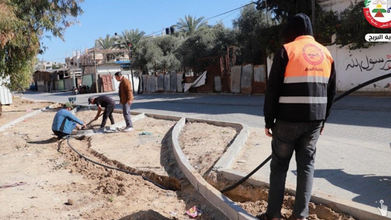 بلدية البريج خلال أعمال البدء بإنشاء شبكة ري جديدة في الجزيرة لحرم شارع السكة.