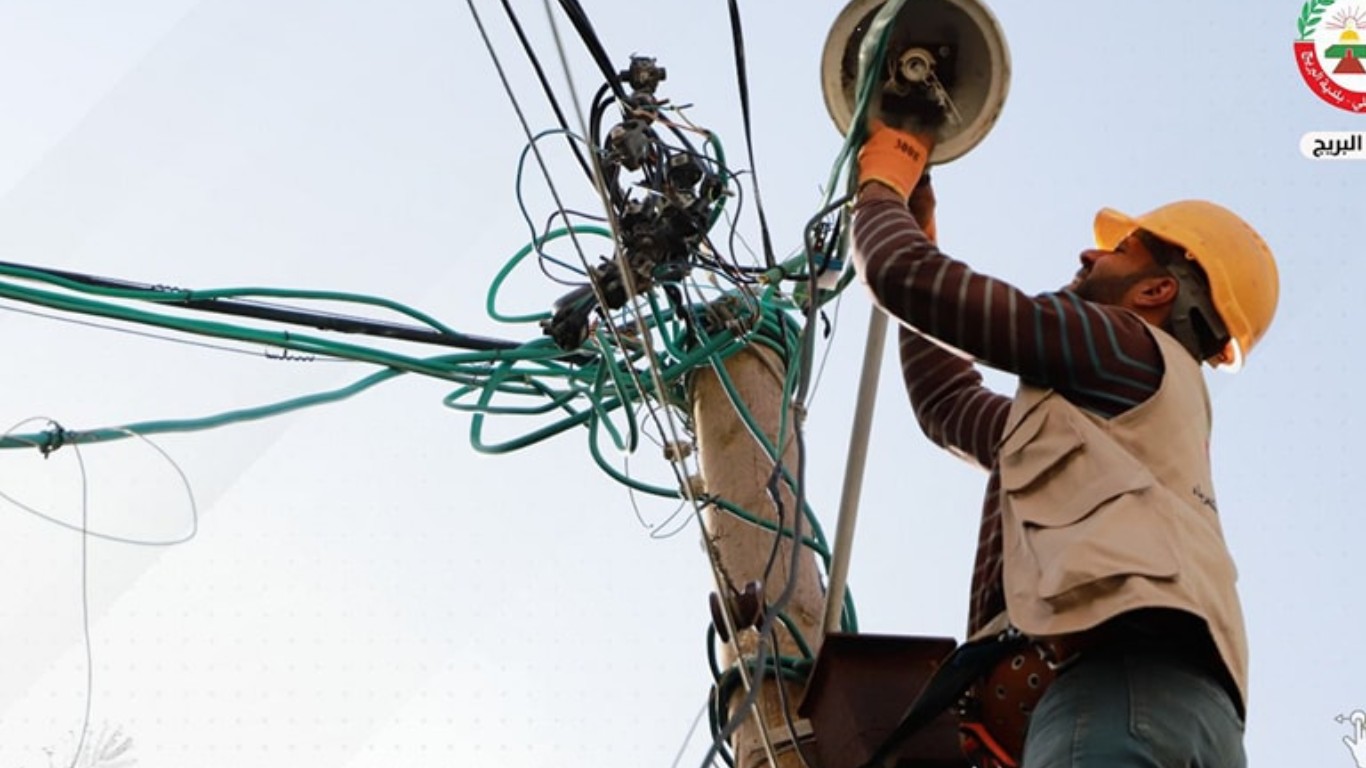 قسم الكهرباء في بلدية البريج خلال أعمال صيانة فوانيس إنارة في منطقة بلوك 5 بالبريج
