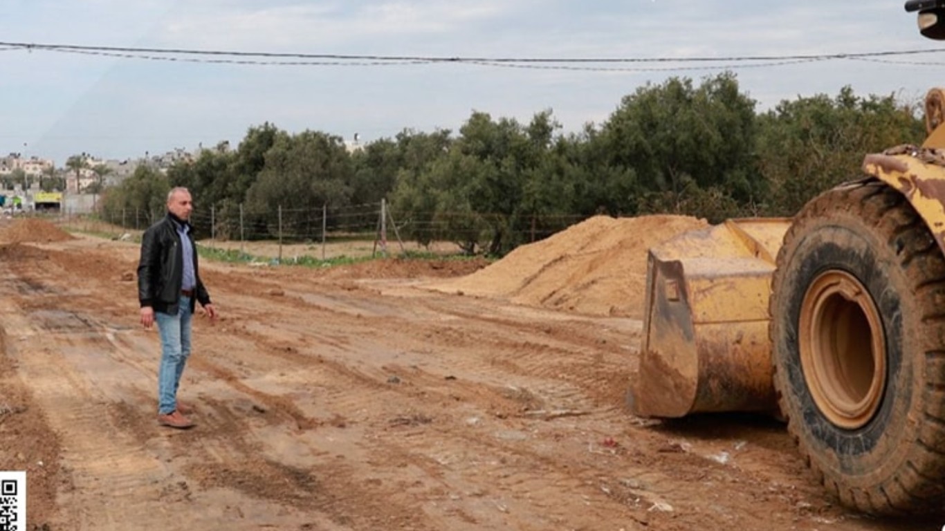 قسم المواصفات والمشاريع خلال أعمال تسوية شارع 63 جنوب البريج