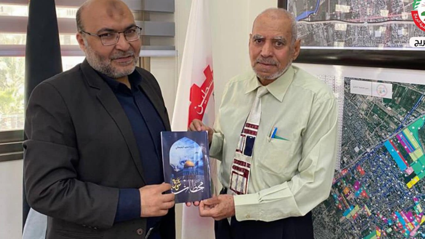 استقبال رئيس بلدية البريج م. أيمن الدويك للشاعر ابن المخيم أ. شحدة سعيد البهبهاني