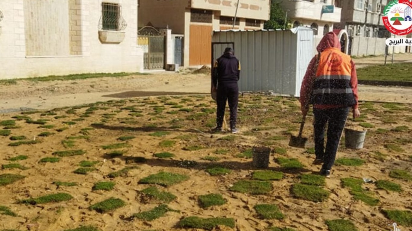 قسم الصحة والبيئة في بلدية البريج خلال أعمال زراعة العشب