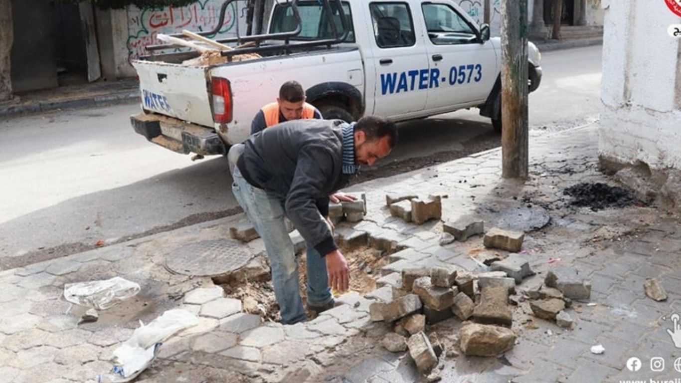 سم المواصفات والمشاريع في بلدية البريج خلال أعمال صيانة بلاط