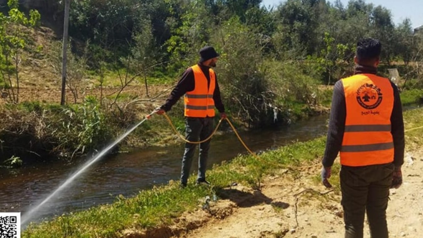 قسم الصحة والبيئة في بلدية البريج خلال أعماله الدورية في رش مادة BTI بمجرى وادي غزة،