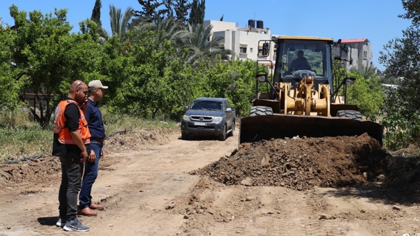 بلدية البريج بالتعاون مع وزارة الأشغال العامة والإسكان خلال متابعة أعمال توسعة مسار شارع وادي غلبة وشارع ٧٠