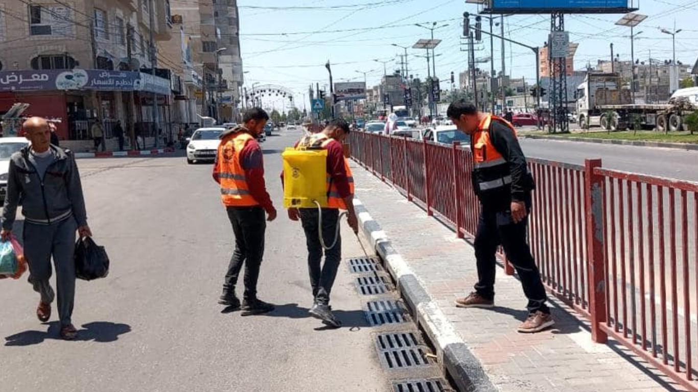 جانب من أعمال قسم الصحة والبيئة في بلدية البريج في مكافحة حشرة البعوض