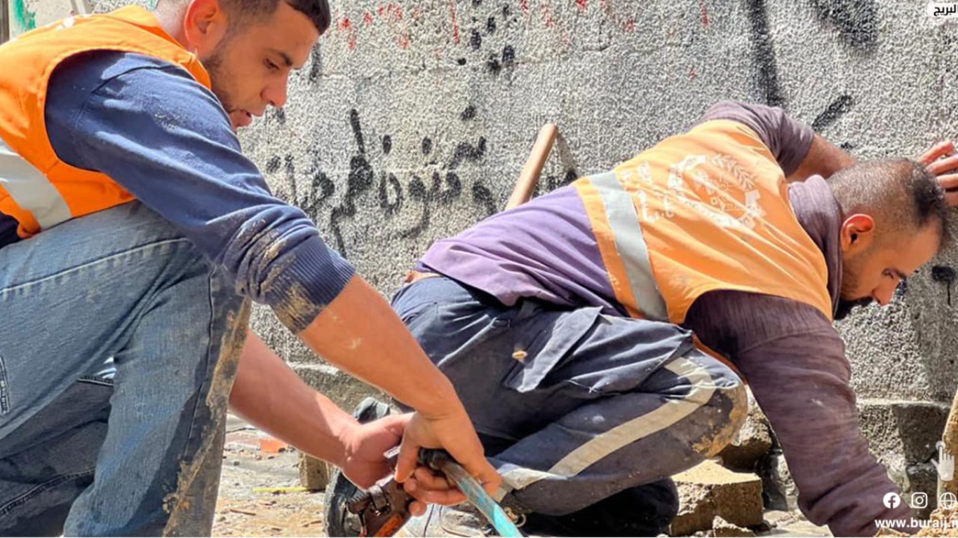 جانب من مواصلة فريق طوارئ بلدية البريج أعماله في صيانة خطوط المياه في اليوم الثالث من العدوان