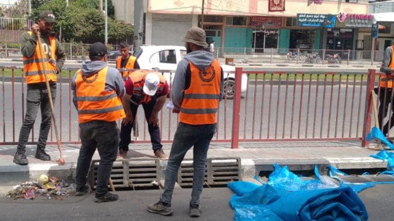 جانب من مواصلة العمل في الحد من انتشار حشرة البعوض