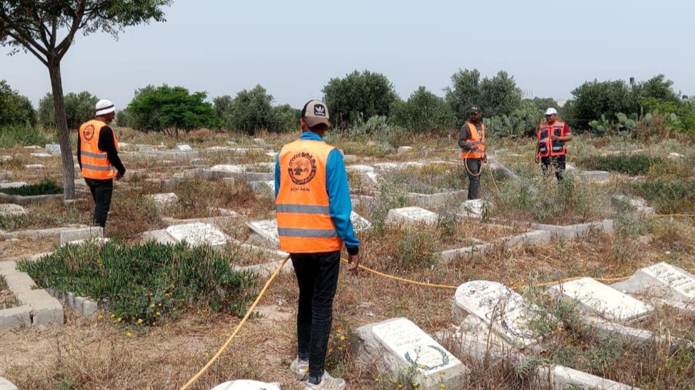 بلدية البريج تنفذ حملة شاملة لرش مقبرتي بلوك 8 وبلوك 1