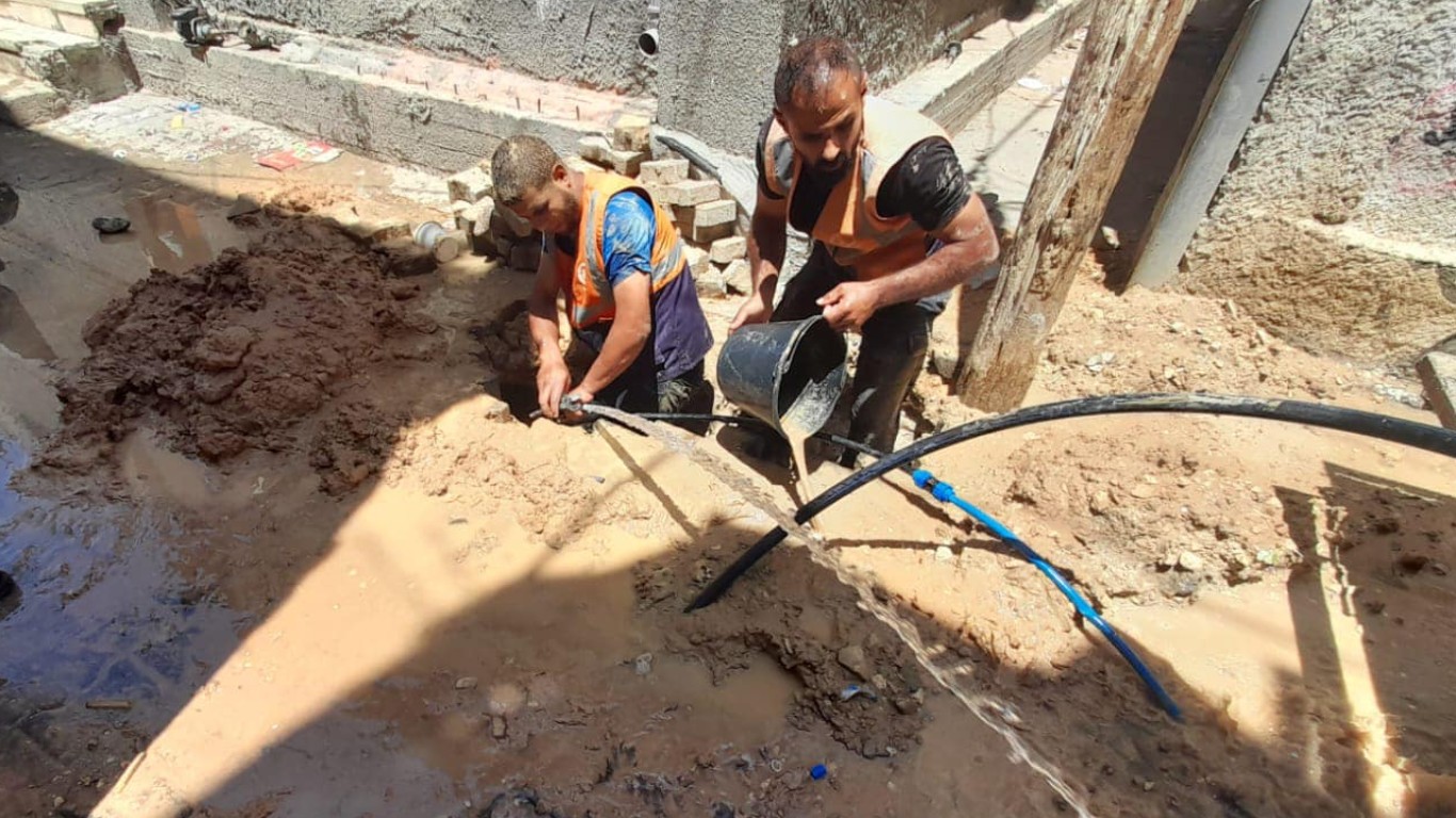 قسم المياه في بلدية البريج في صيانة خطوط متفرقة في شبكة المياه