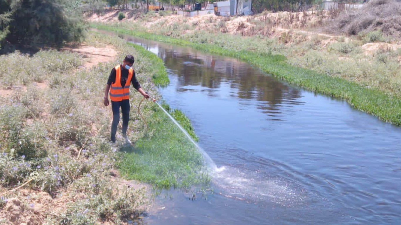 للحد من انتشار البعوض؛ قسم الصحة والبيئة في بلدية البريج يجري أعمال رش لمجرى وادي غزة بمادة BTI