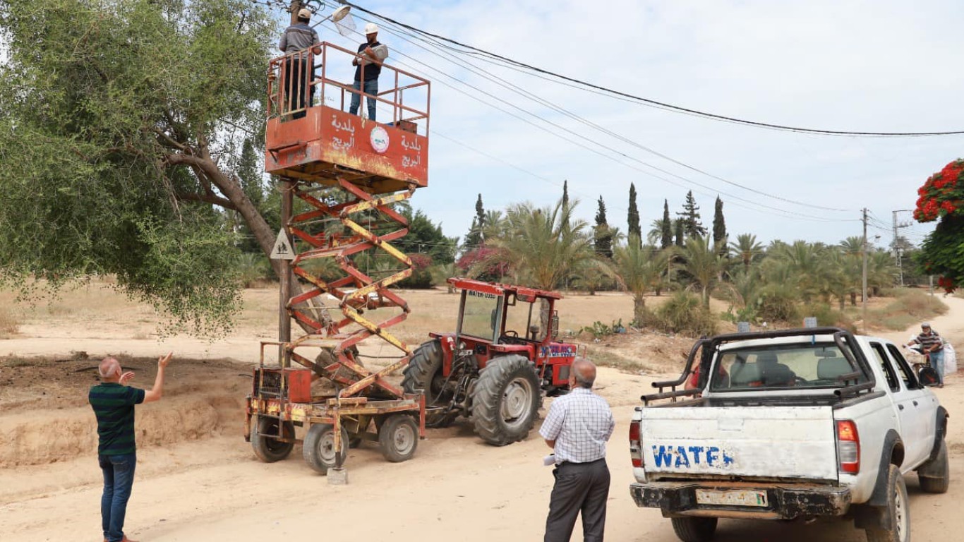قسم الكهرباء في بلدية البريج خلال أعمال صيانة فوانيس إنارة في منطقة بلوك 8 شرق البريج