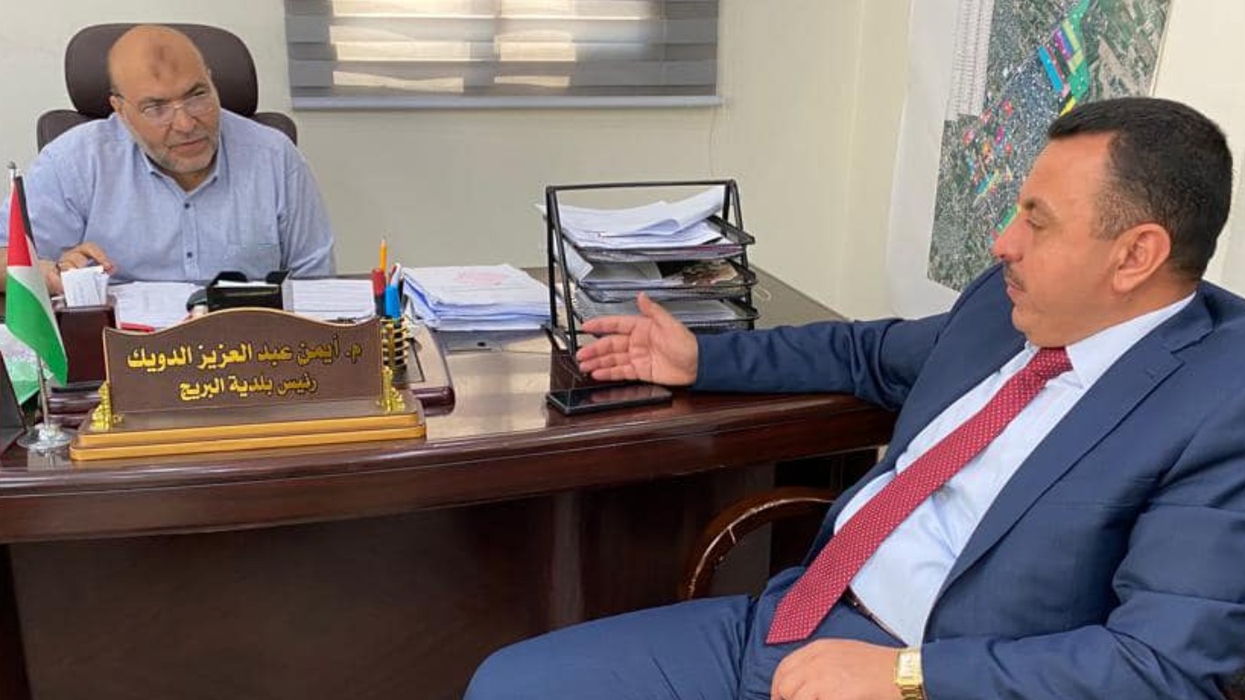 رئيس بلدية البريج م. أيمن الدويك يستقبل وفد من البنك الإسلامي العربي - فرع الوسطى