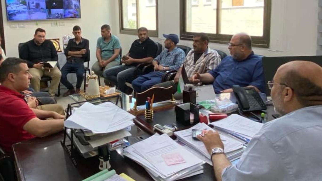 رئيس بلدية البريج م. أيمن الدويك يستقبل وفدًا من لجنة حي منطقة السكة في البريج