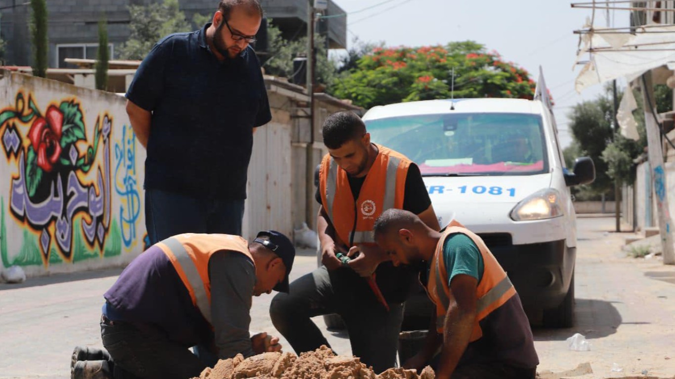 قسم المياه في بلدية البريج خلال إصلاح خط مياه