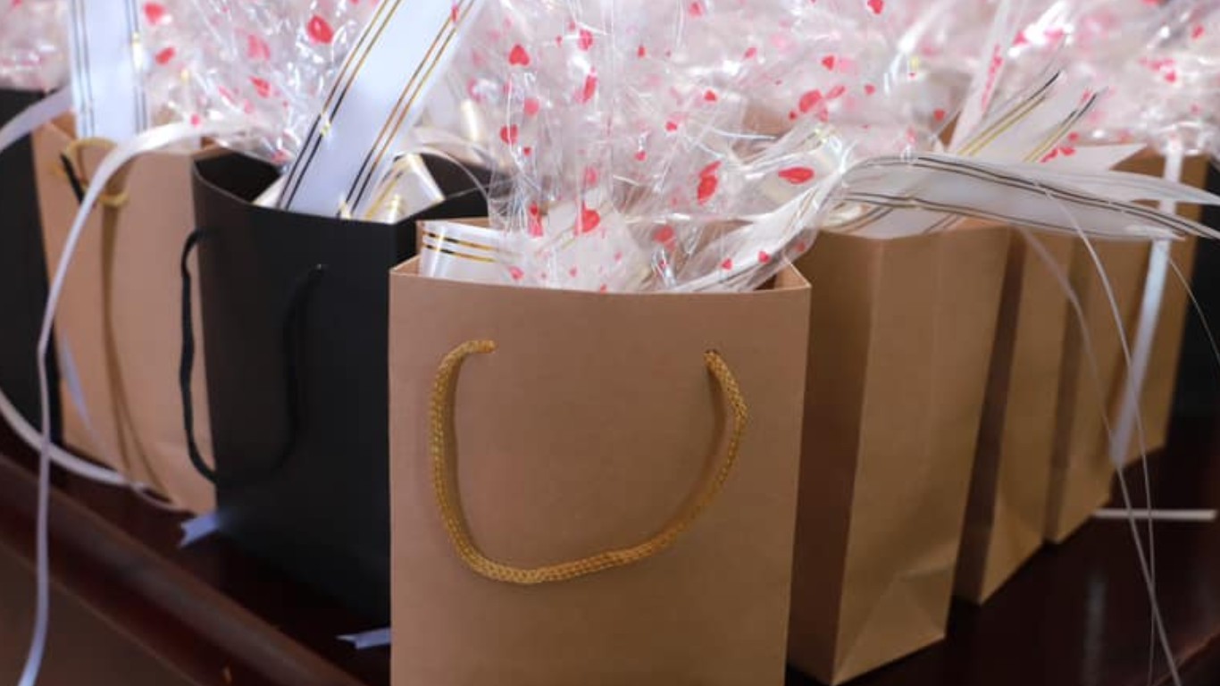 رئيس بلدية البريج م. أيمن الدويك يجري جولة معايدة على موظفي ومتطوعي البلدية لتهنئتهم بمناسبة حلول عيد الأضحى المبارك