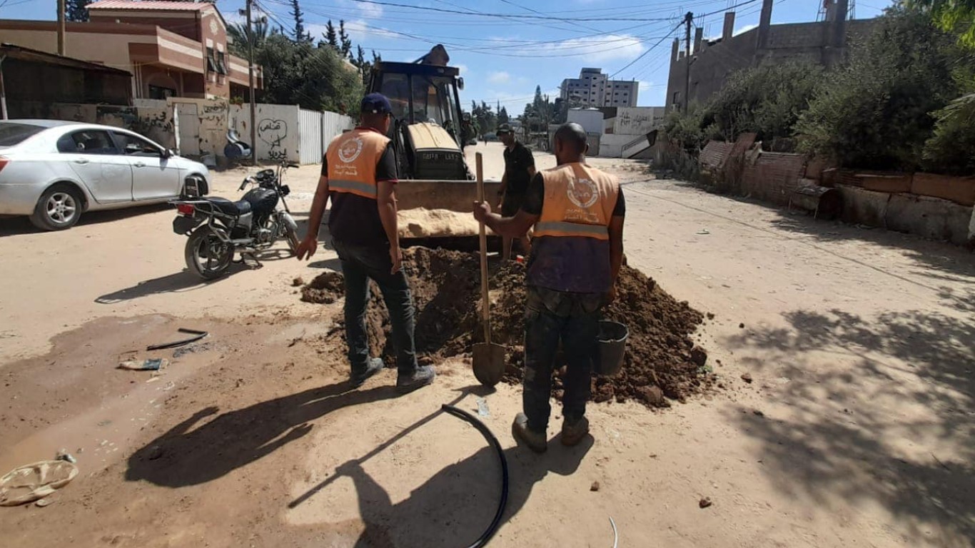جانب من أعمال قسم المياه في إصلاح خط مياه رئيسي قطر ٢ إنش في شارع السكة