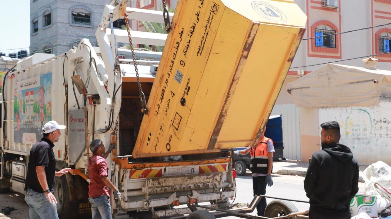 تواصل فرق #صناع_الجمال في بلدية البريج تنفيذ أعمال جمع النفايات وترحيلها