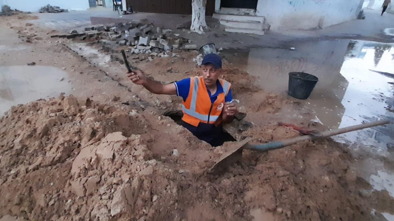 قسم المياه في بلدية البريج خلال أعمال صيانة خط مياه